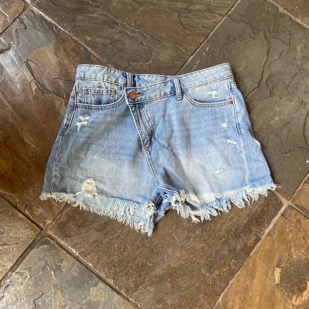 Sneak Peek Vintage Calah Distressed High Rise Criss Cross Shorts in Denim Size M